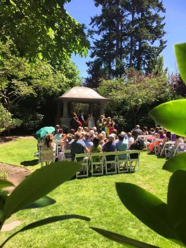 English Inn Esquimalt 外观 照片